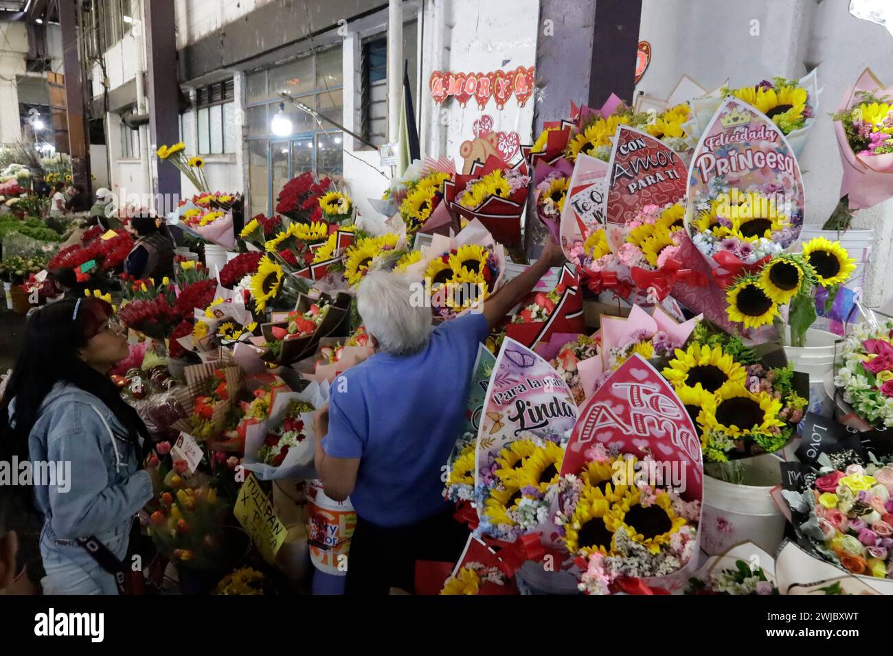 Mexico, Mexique. 13 février 2024. Les personnes assistent au marché aux fleurs pour magasiner des arrangements floraux avant la célébration de la Saint-Valentin. Le 13 février 2024 à Mexico, Mexique (crédit image : © Luis Barron/eyepix via ZUMA Press Wire) USAGE ÉDITORIAL SEULEMENT! Non destiné à UN USAGE commercial ! Banque D'Images