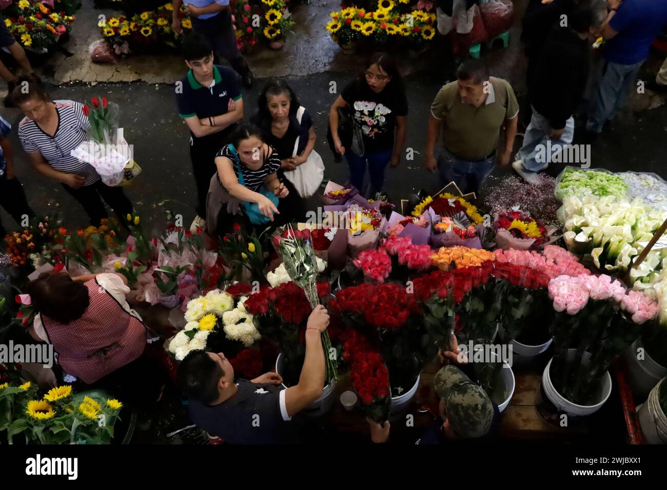 Mexico, Mexique. 13 février 2024. Les personnes assistent au marché aux fleurs pour magasiner des arrangements floraux avant la célébration de la Saint-Valentin. Le 13 février 2024 à Mexico, Mexique (crédit image : © Luis Barron/eyepix via ZUMA Press Wire) USAGE ÉDITORIAL SEULEMENT! Non destiné à UN USAGE commercial ! Banque D'Images