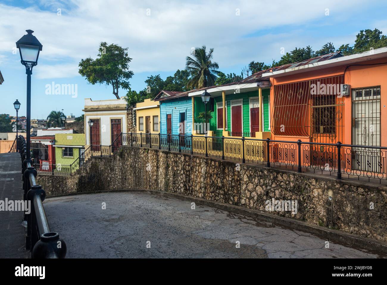 Vieilles maisons peintes de couleur sur la Calle Hostos dans la ville coloniale de Saint-Domingue en République dominicaine. Un site classé au patrimoine mondial de l'UNESCO. Cette St Banque D'Images