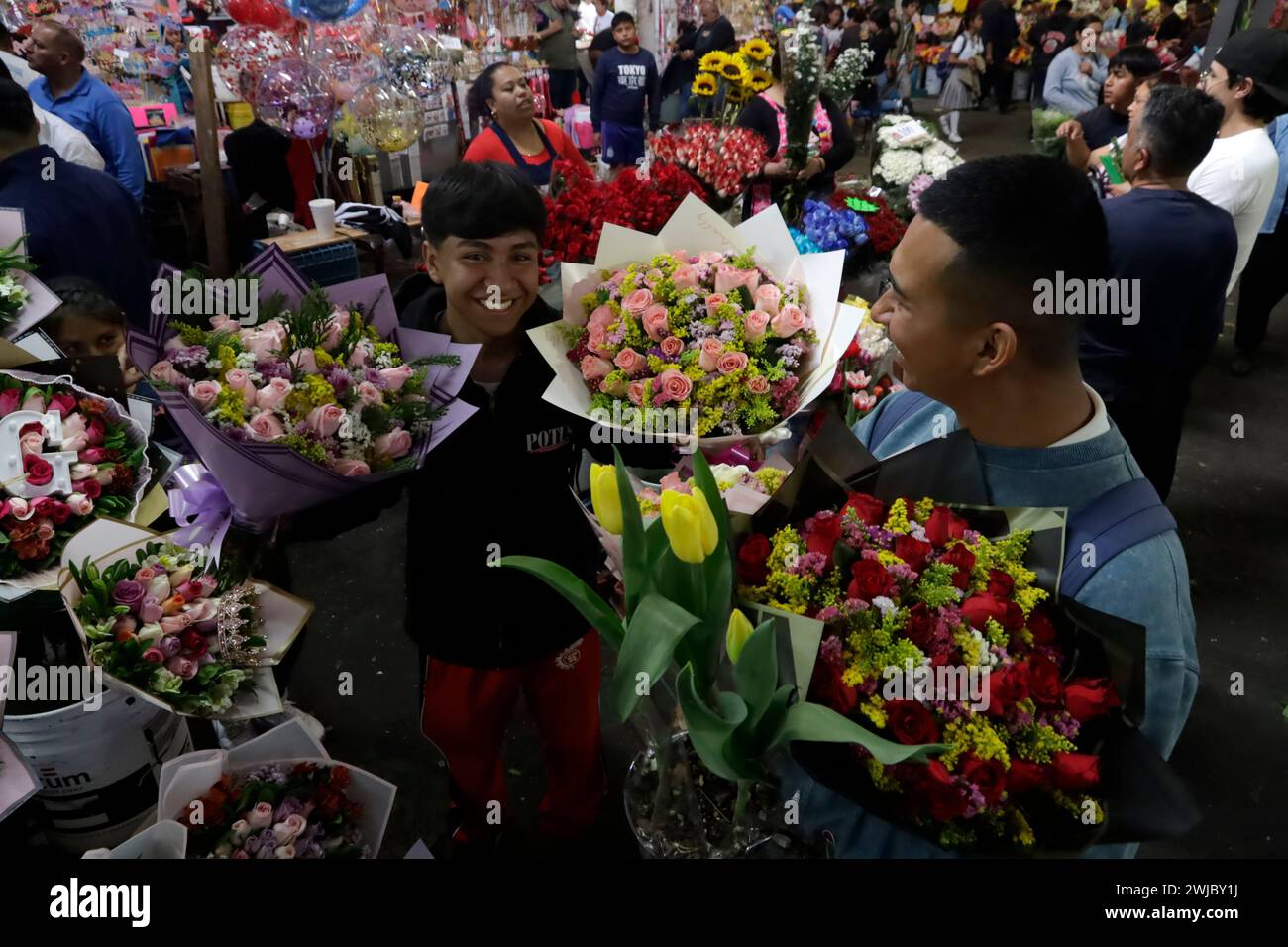 Mexico, Mexique. 13 février 2024. Les personnes assistent au marché aux fleurs pour magasiner des arrangements floraux avant la célébration de la Saint-Valentin. Le 13 février 2024 à Mexico, Mexique (crédit image : © Luis Barron/eyepix via ZUMA Press Wire) USAGE ÉDITORIAL SEULEMENT! Non destiné à UN USAGE commercial ! Banque D'Images