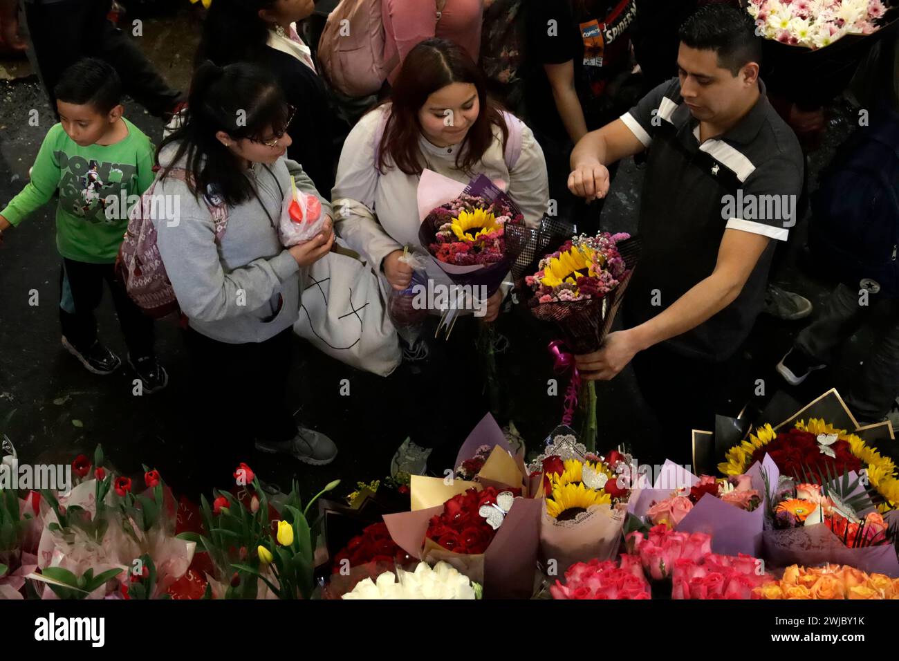 Mexico, Mexique. 13 février 2024. Les personnes assistent au marché aux fleurs pour magasiner des arrangements floraux avant la célébration de la Saint-Valentin. Le 13 février 2024 à Mexico, Mexique (crédit image : © Luis Barron/eyepix via ZUMA Press Wire) USAGE ÉDITORIAL SEULEMENT! Non destiné à UN USAGE commercial ! Banque D'Images