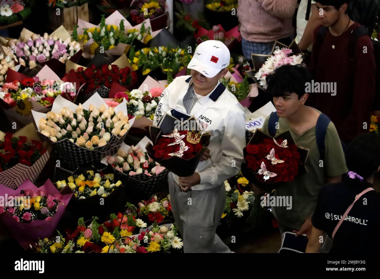 Mexico, Mexique. 13 février 2024. 13 février 2024, Mexico, Mexique : des personnes assistent au marché aux fleurs pour acheter des arrangements floraux avant la célébration de la Saint-Valentin. Le 13 février 2024 à Mexico (photo Luis Barron/Eyepix Group/Sipa USA). Crédit : Sipa USA/Alamy Live News Banque D'Images