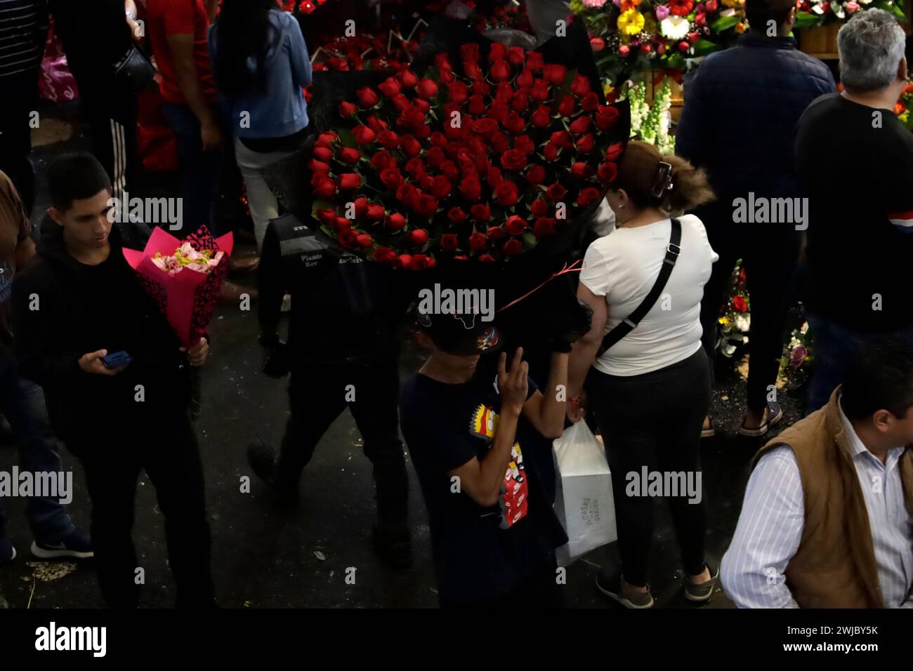 Mexico, Mexique. 13 février 2024. Les personnes assistent au marché aux fleurs pour magasiner des arrangements floraux avant la célébration de la Saint-Valentin. Le 13 février 2024 à Mexico, Mexique (crédit image : © Luis Barron/eyepix via ZUMA Press Wire) USAGE ÉDITORIAL SEULEMENT! Non destiné à UN USAGE commercial ! Banque D'Images