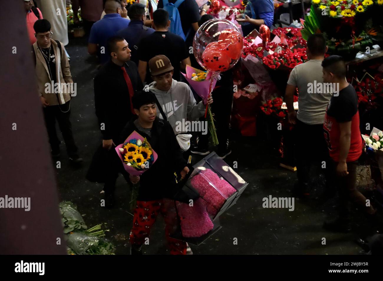 Mexico, Mexique. 13 février 2024. Les personnes assistent au marché aux fleurs pour magasiner des arrangements floraux avant la célébration de la Saint-Valentin. Le 13 février 2024 à Mexico, Mexique (crédit image : © Luis Barron/eyepix via ZUMA Press Wire) USAGE ÉDITORIAL SEULEMENT! Non destiné à UN USAGE commercial ! Banque D'Images