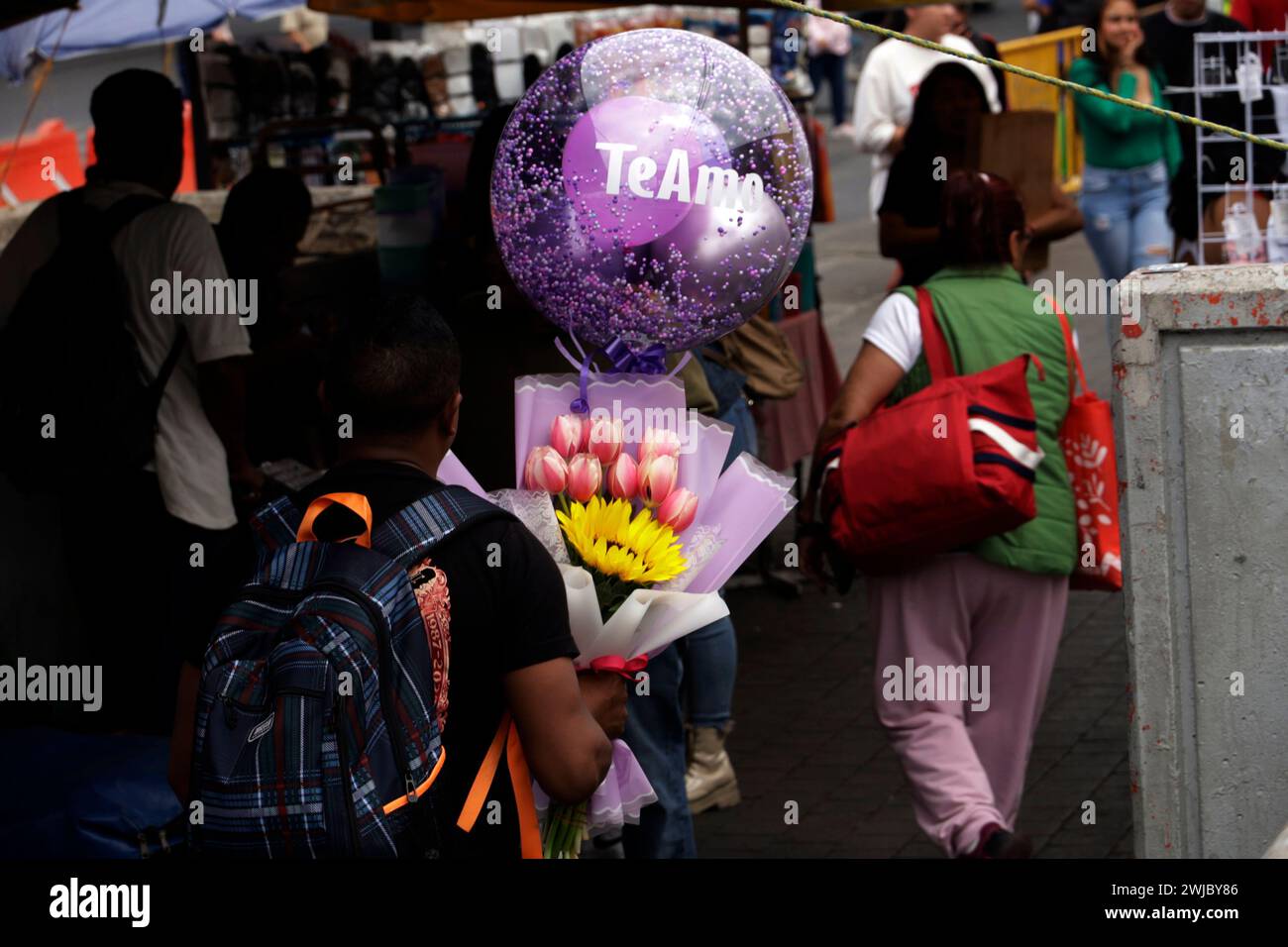 Mexico, Mexique. 13 février 2024. 13 février 2024, Mexico, Mexique : des personnes assistent au marché aux fleurs pour acheter des arrangements floraux avant la célébration de la Saint-Valentin. Le 13 février 2024 à Mexico (photo Luis Barron/Eyepix Group/Sipa USA). Crédit : Sipa USA/Alamy Live News Banque D'Images