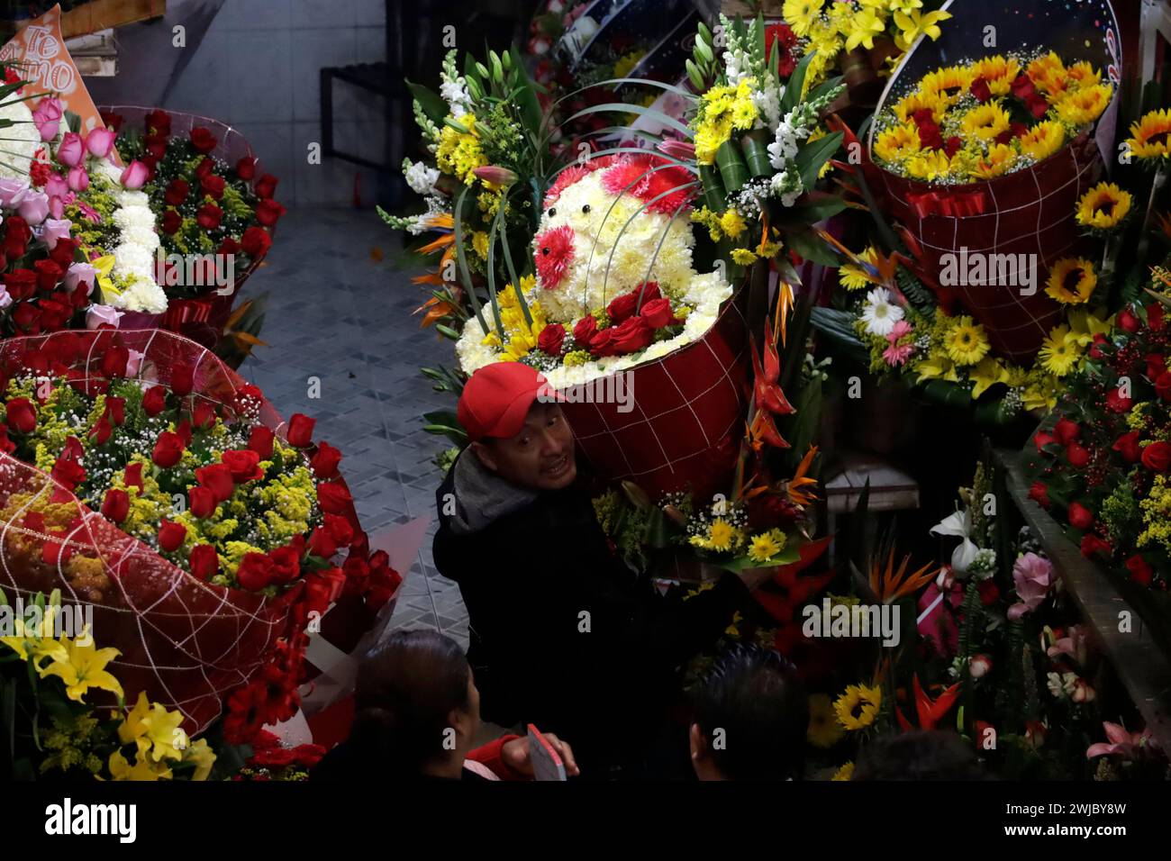 Mexico, Mexique. 13 février 2024. 13 février 2024, Mexico, Mexique : des personnes assistent au marché aux fleurs pour acheter des arrangements floraux avant la célébration de la Saint-Valentin. Le 13 février 2024 à Mexico (photo Luis Barron/Eyepix Group/Sipa USA). Crédit : Sipa USA/Alamy Live News Banque D'Images