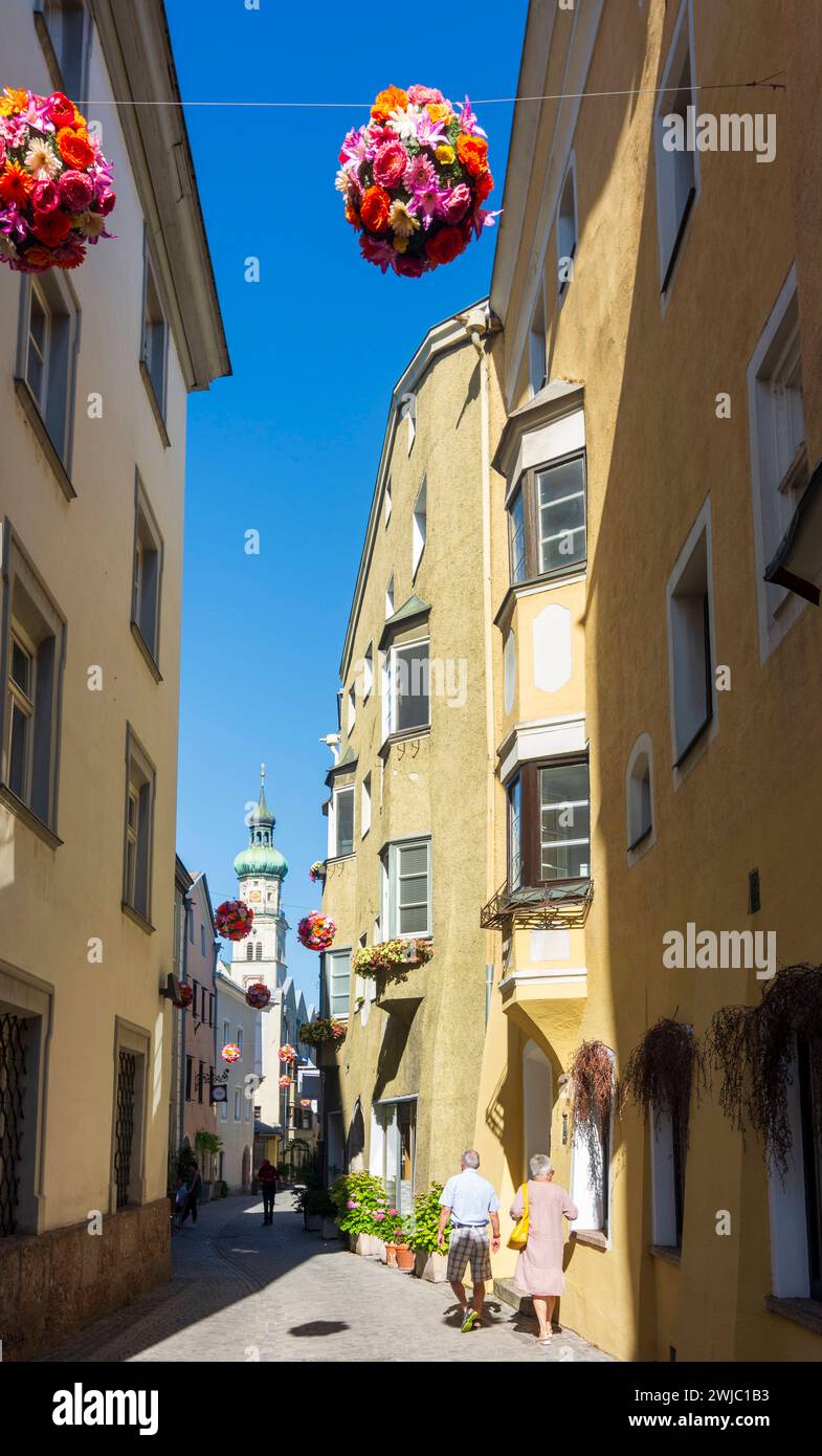 Vieille ville, allée Rosengasse, église paroissiale Nikolaus Hall in Tirol Region Hall-Wattens Tirol, Tyrol Autriche Banque D'Images
