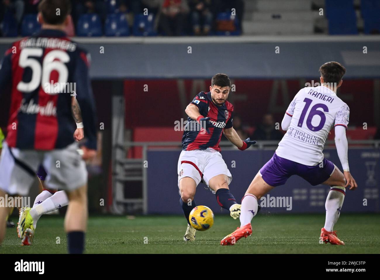 Bologne, Italie. 14 février 2024. Foto Massimo Paolone/LaPresse 14 Febbraio 2024 - Bologna, Italia - sport, calcio - Bologna vs Fiorentina - Campionato Italiano di calcio Serie A TIM 2023/2024 - Stadio Renato Dall'Ara. Nella foto : Riccardo Orsolini (Bologna FC) realizza il gol 1-0 14 février 2024 Bologne, Italie - sport, calcio - Bologne vs Fiorentina - Championnat d'Italie de football Serie A 2023/2024 - Renato Dall'Ara Stadium. Sur la photo : Riccardo Orsolini (Bologna FC) but 1-0 crédit : LaPresse/Alamy Live News Banque D'Images