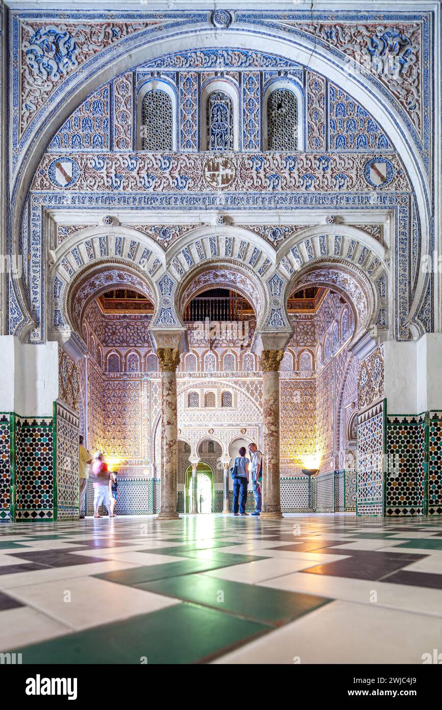Arches majestueuses et tricotage complexe à l'intérieur du Palais historique de l'Alcazar, Séville, Espagne Banque D'Images