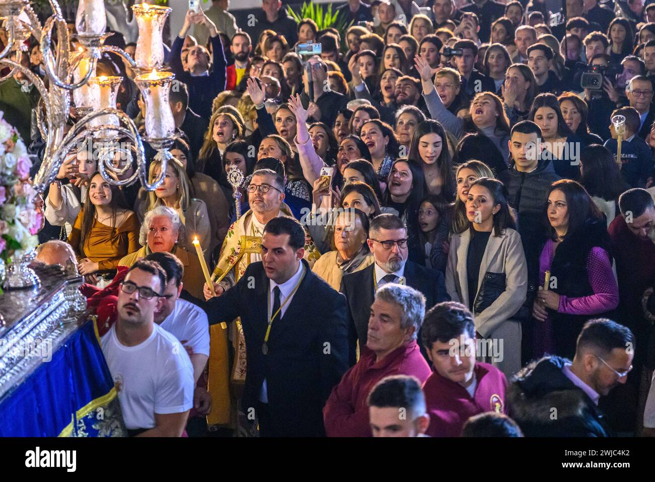 Une foule captivée se rassemble dans la lueur de la nuit, contemplant le flotteur orné de notre-Dame du Rosaire lors d'une procession catholique solennelle à Carri Banque D'Images