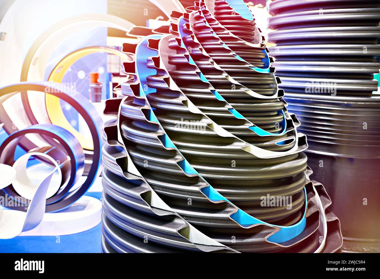 Tuyaux d'égout en polyéthylène haute densité sur une exposition industrielle Banque D'Images