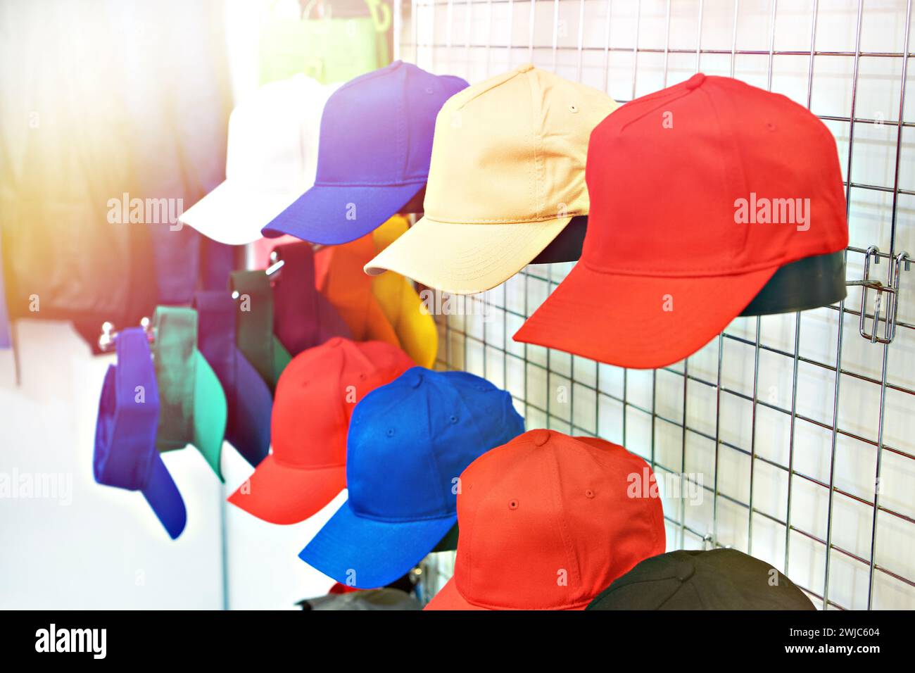 Casquettes de baseball colorées à la mode sur un présentoir en magasin Banque D'Images