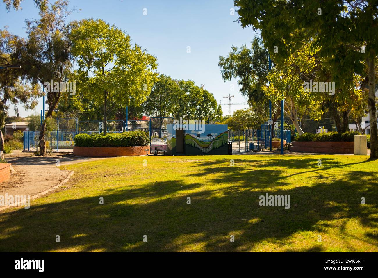 Un abri antibombe peint se trouve au milieu de la verdure d'un parc public à Sderot. Banque D'Images
