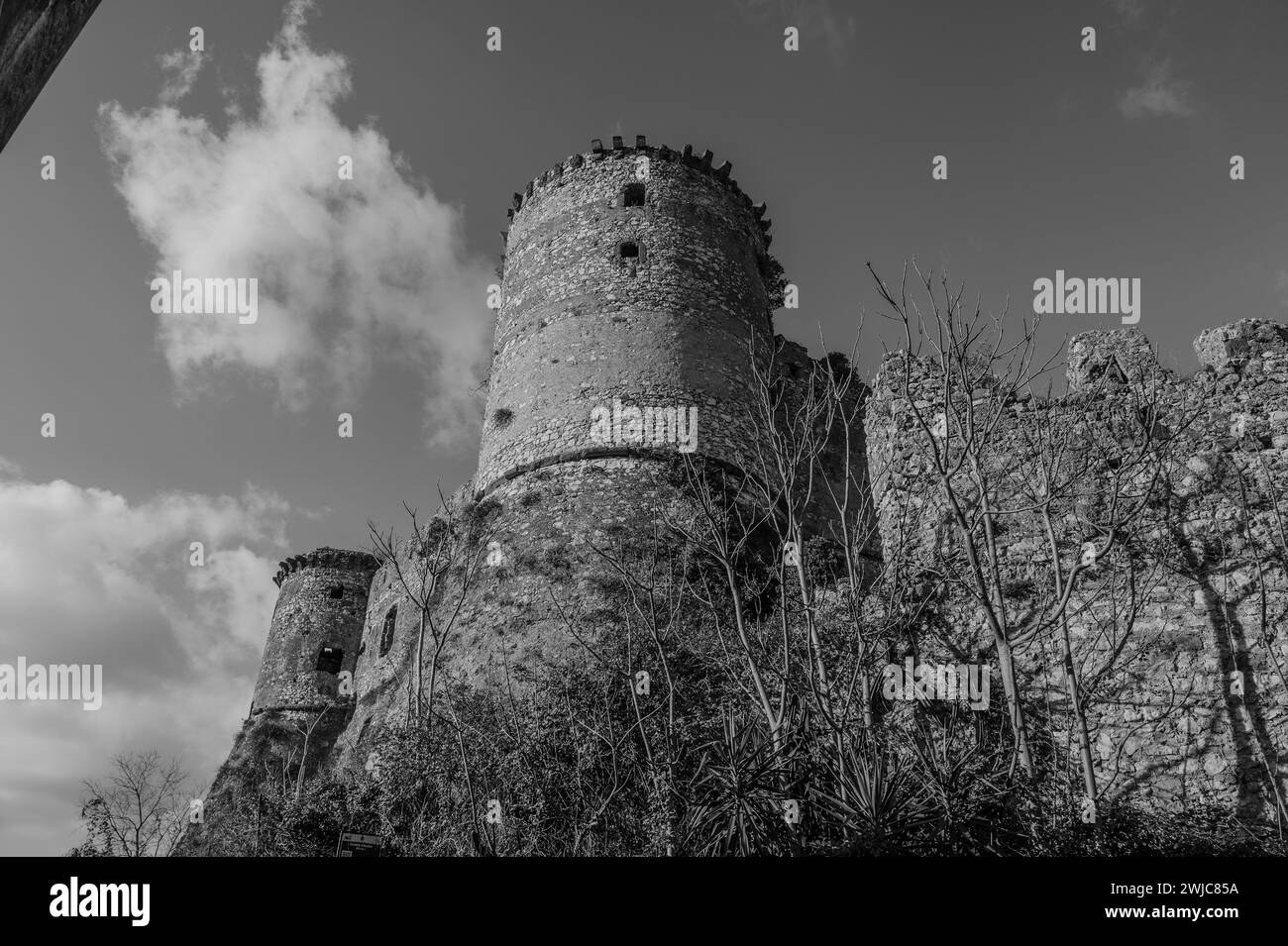 Le château Avalos de Vairano Patenora est un bâtiment de forme carrée avec des murs périmétriques en pierre et quatre tours d'angle cylindriques. Il a été construit par Ripan Banque D'Images