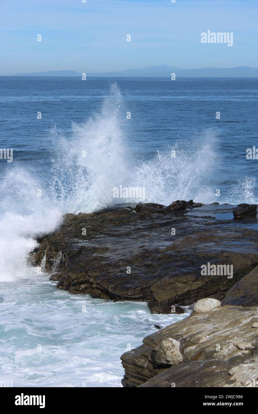 Un rocher majestueux entouré de vagues de l'océan qui s'écrasent Banque D'Images