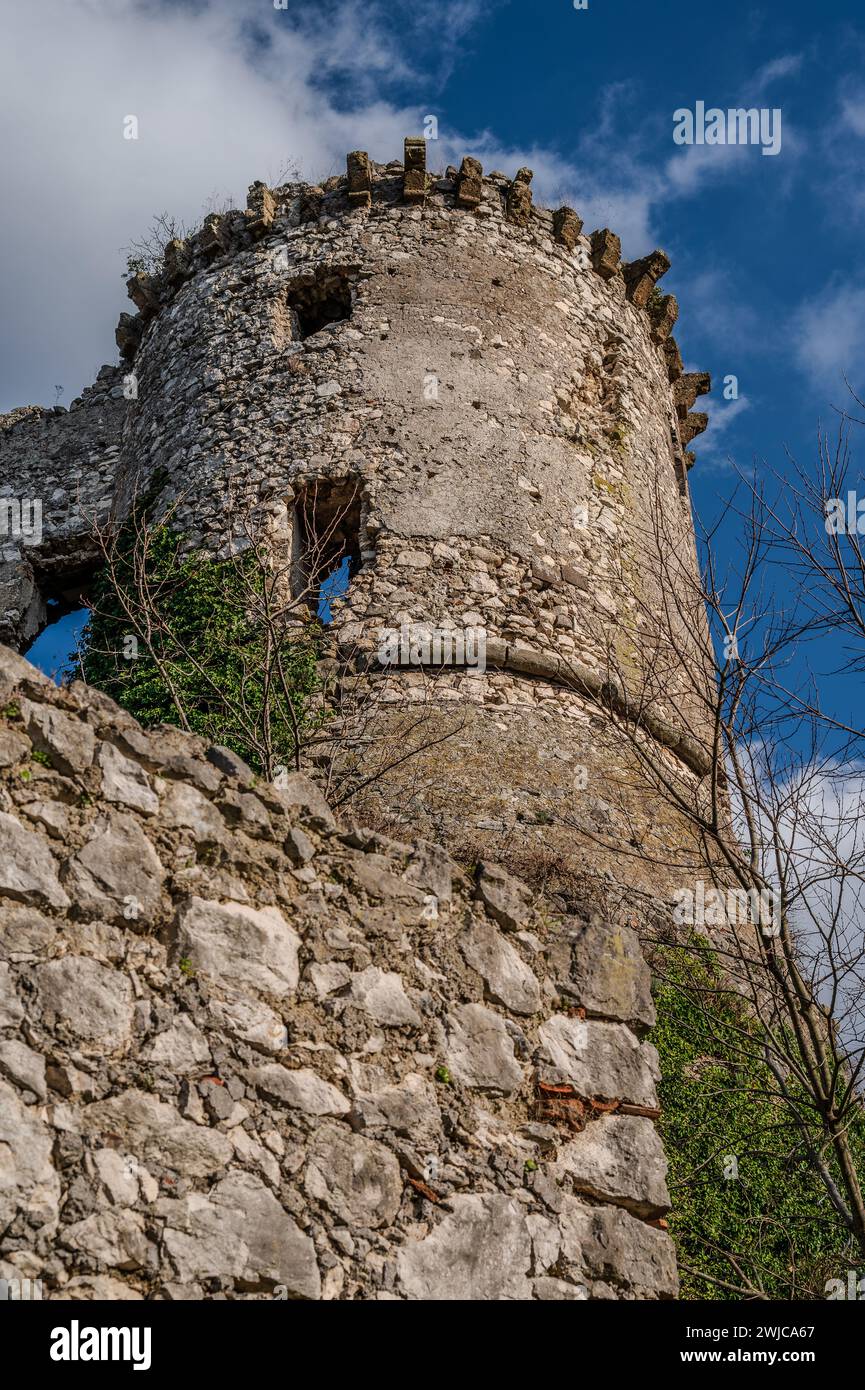 Le château Avalos de Vairano Patenora est un bâtiment de forme carrée avec des murs périmétriques en pierre et quatre tours d'angle cylindriques. Il a été construit par Ripan Banque D'Images