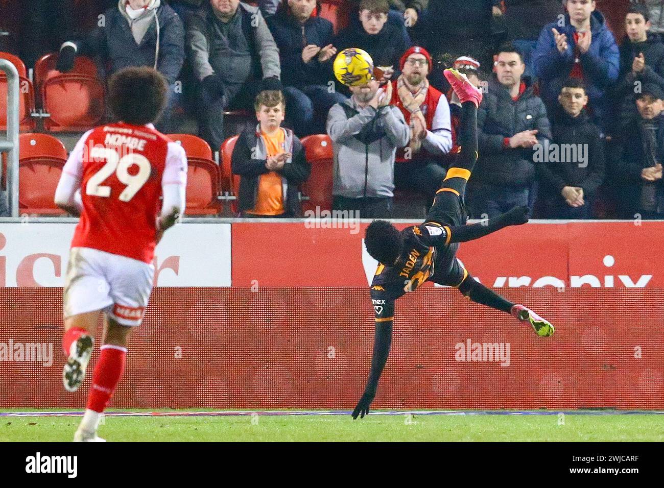 AESSEAL New York Stadium, Rotherham, Angleterre - 13 février 2024 Jaden Philogene (23) de Hull City avec un coup de ciseaux - pendant le match Rotherham United v Hull City, Sky Bet Championship, 2023/24, AESSEAL New York Stadium, Rotherham, Angleterre - 13 février 2024 crédit : Arthur Haigh/WhiteRosePhotos/Alamy Live News Banque D'Images