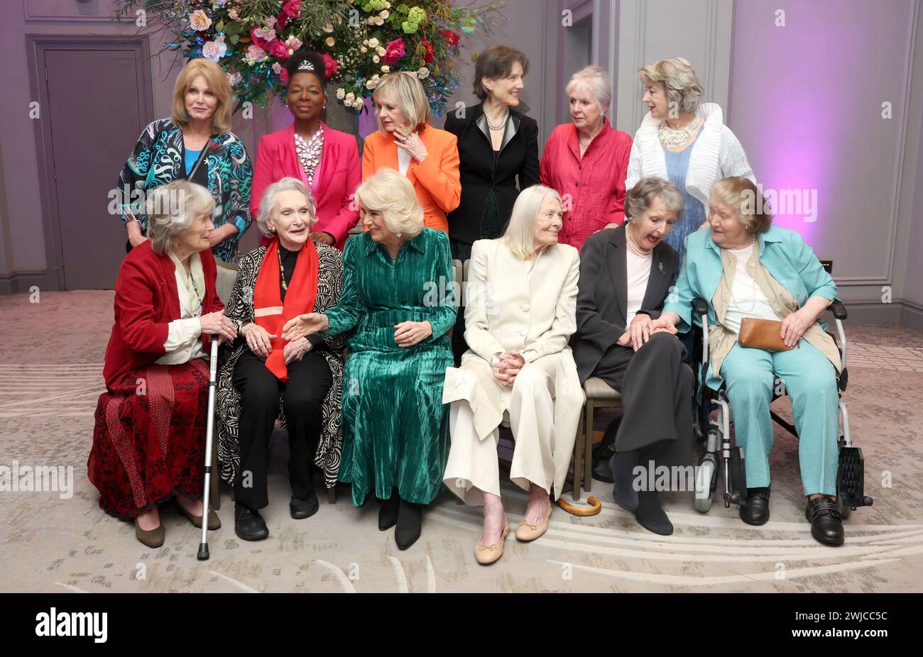 La reine Camilla rencontre (rangée avant, troisième à gauche) avec Dames (rangée arrière gauche à droite) Joanna Lumley, Floella Benjamin, Twiggy Lawson, Harriet Walter, Penelope Wilton, Maureen Lipman (première rangée de gauche à droite) Virginia McKenna, Sian Phillips, Vanessa Redgrave, Penelope Keith et Patricia Routledge lors d'un événement de célébration de Shakespeare à Grosvenor House, au centre de Londres, marquant les 400 ans du premier folio Shakespeare. Date de la photo : mercredi 14 février 2024. Banque D'Images