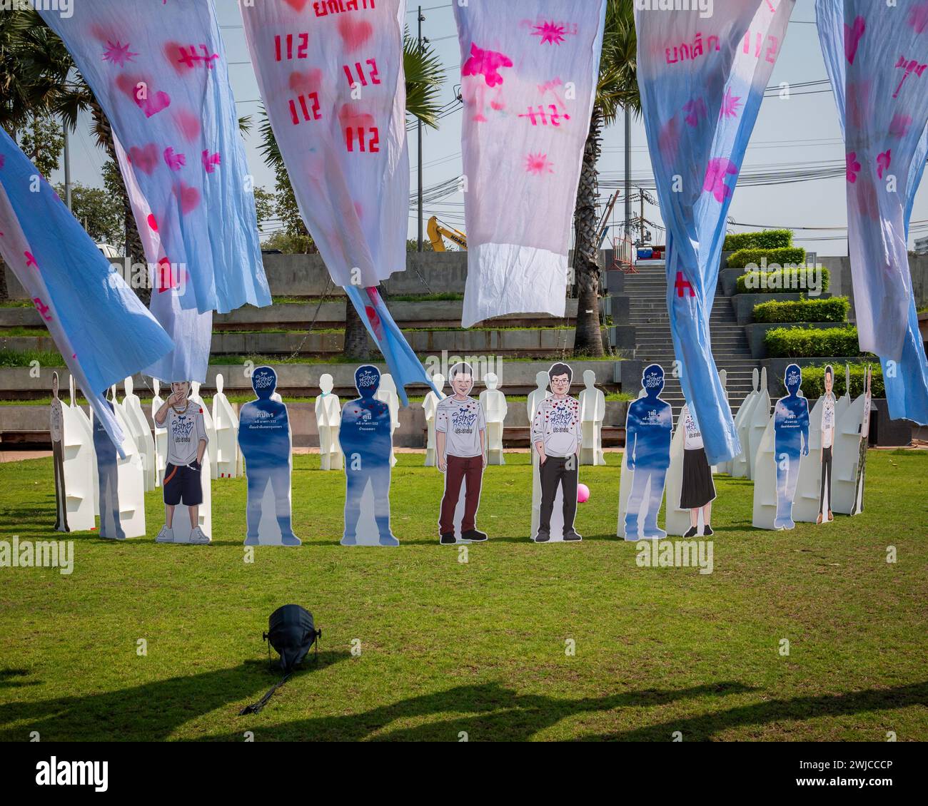 Bangkok, Thaïlande. 14 février 2024. Vue de silhouettes de papier symbolisant des personnes qui sont encore emprisonnées en Thaïlande pour différentes opinions politiques, lors du Festival d'Amnesty pour la Saint-Valentin, sur la place publique. 23 personnes des organisations d'amnistie ainsi que des centaines d'activistes, de bénévoles et de gens ordinaires se sont réunis pour exiger la fin des poursuites contre les personnes pour expression politique, pour rétablir leurs droits et leur liberté, et pour libérer de prison les personnes ayant des divergences politiques. Crédit : SOPA images Limited/Alamy Live News Banque D'Images