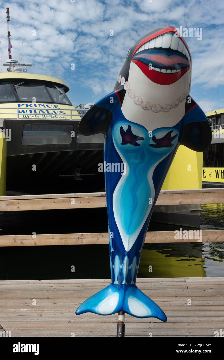 Une sculpture d'orque peinte à l'extérieur du poste d'amarrage pour les excursions d'observation des baleines Prince of Whales : Granville Islanmd, Vancouver, Canada. Banque D'Images