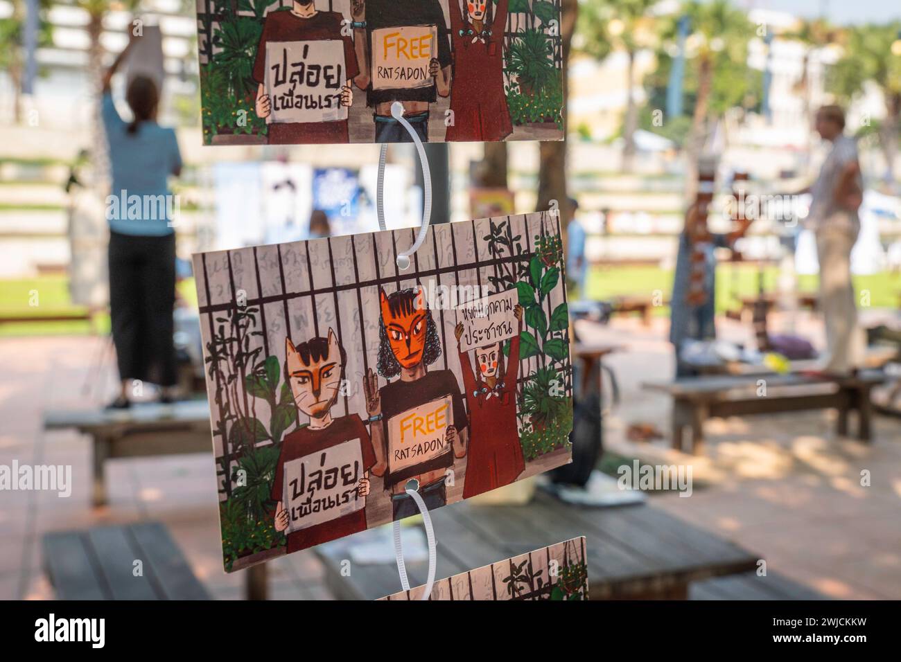 Bangkok, Thaïlande. 14 février 2024. Vue de cartes postales avec des personnes encore détenues en prison pour différents accrochages politiques pendant le Festival d'amnistie pour la Saint-Valentin, sur la place publique. 23 personnes des organisations d'amnistie ainsi que des centaines d'activistes, de bénévoles et de gens ordinaires se sont réunis pour exiger la fin des poursuites contre les personnes pour expression politique, pour rétablir leurs droits et leur liberté, et pour libérer de prison les personnes ayant des divergences politiques. (Photo de Nathalie Jamois/SOPA images/SIPA USA) crédit : SIPA USA/Alamy Live News Banque D'Images