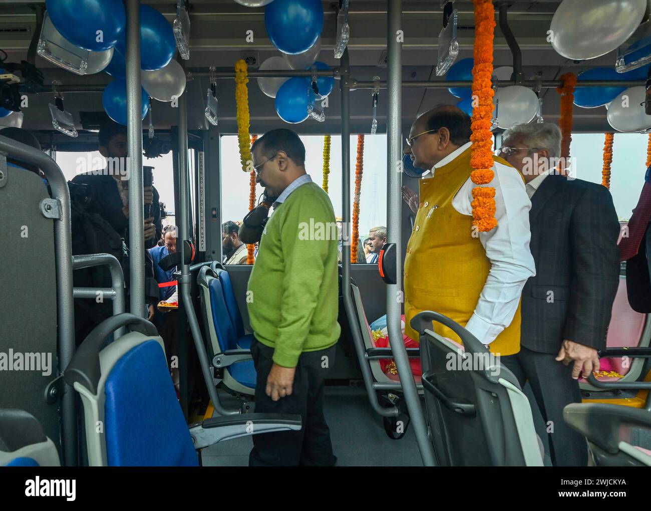 NEW DELHI, INDE - 14 FÉVRIER : Delhi LG Vinai Kumar Saxena, le ministre en chef de Delhi Arvind Kejriwal et le ministre des Transports de Delhi Kailash Gahlot lors d'une cérémonie pour signaler 350 bus électriques DTC, à Baansera à Sarai Kale Khan le 14 février 2024 à New Delhi, en Inde. La flotte de bus électriques du gouvernement de Delhi passera à 1 650, avec 350 bus électriques ajoutés à la flotte mercredi. (Photo de Raj K Raj/Hindustan Times/Sipa USA ) crédit : Sipa USA/Alamy Live News Banque D'Images