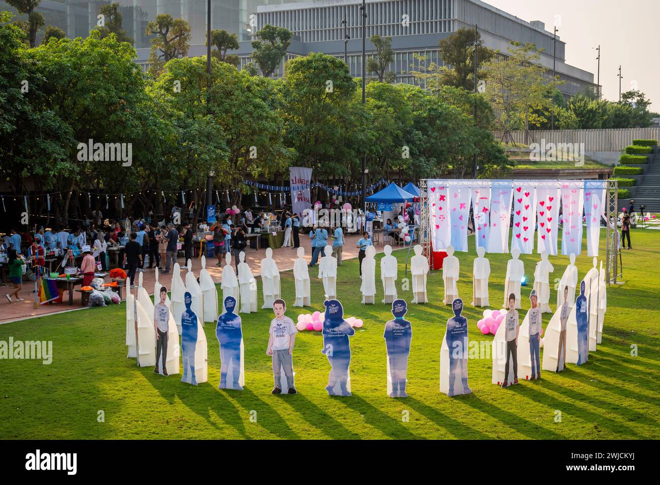 Bangkok, Thaïlande. 14 février 2024. Vue de silhouettes de papier symbolisant des personnes qui sont encore emprisonnées en Thaïlande pour différentes opinions politiques, lors du Festival d'Amnesty pour la Saint-Valentin, sur la place publique. 23 personnes des organisations d'amnistie ainsi que des centaines d'activistes, de bénévoles et de gens ordinaires se sont réunis pour exiger la fin des poursuites contre les personnes pour expression politique, pour rétablir leurs droits et leur liberté, et pour libérer de prison les personnes ayant des divergences politiques. (Photo de Nathalie Jamois/SOPA images/SIPA USA) crédit : SIPA USA/Alamy Live News Banque D'Images