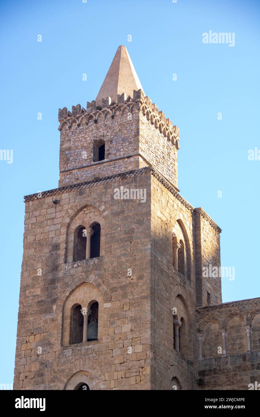 La cathédrale de Cefalù (italien : Duomo di Cefalù) en Sicile, l'une des neuf structures arabo-normandes incluses dans le site du patrimoine mondial de l'UNESCO Banque D'Images