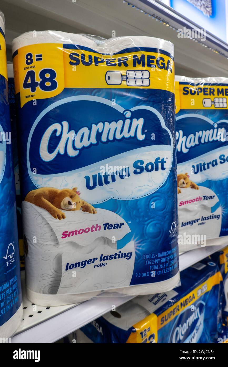 Tissu hygiénique Charmin en stock chez Target à Herald Square, NYC, 2024, États-Unis Banque D'Images