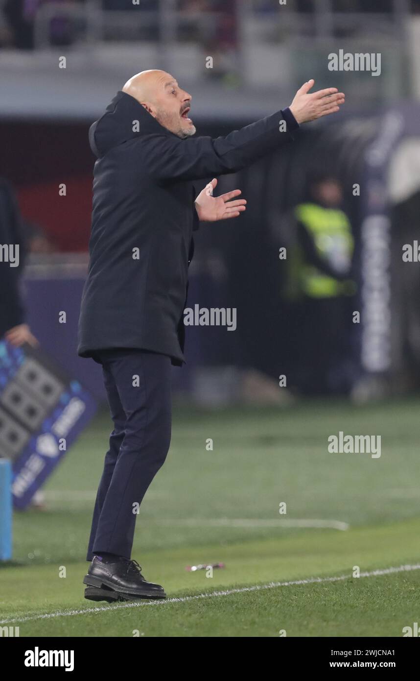 Bologne, Italie. 14 février 2024. Foto Michele Nucci/LaPresse 14 Febbraio 2024, Bologne, Italia sport, calcio. Bologna f.c. vs. ACF Fiorentina - Campionato di calcio Serie A TIM 2023/2024 - stadio Renato Dall'Ara Nella foto : Vincenzo Italiano (ACF Fiorentina) photo : Michele Nucci/LaPresse 14 février 2024, Bologne, Italie. sport, football. Bologna f.c. vs ACF Fiorentina - Championnat d'Italie de Football League A TIM 2023/2024 - Renato Dall'Ara stade dans la photo : Vincenzo Italiano (ACF Fiorentina) crédit : LaPresse/Alamy Live News Banque D'Images