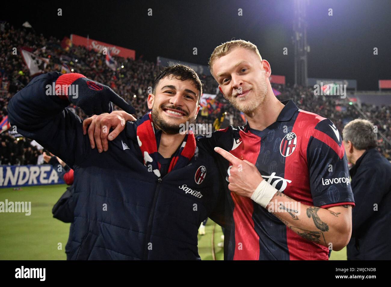 Bologne, Italie. 14 février 2024. Foto Massimo Paolone/LaPresse 14 Febbraio 2024 - Bologna, Italia - sport, calcio - Bologna vs Fiorentina - Campionato Italiano di calcio Serie A TIM 2023/2024 - Stadio Renato Dall'Ara. Nella foto : Riccardo Orsolini (Bologna FC) e Jens Odgaard (Bologna FC) esultano per la vittoria 14 février 2024 Bologna, Italie - sport, calcio - Bologna vs Fiorentina - Championnat Italien de football Serie A 2023/2024 - Renato Dall'Ara Stadium. Sur la photo : Riccardo Orsolini (Bologna FC) et Jens Odgaard (Bologna FC) célèbrent la victoire crédit : LaPresse/Alamy Live News Banque D'Images