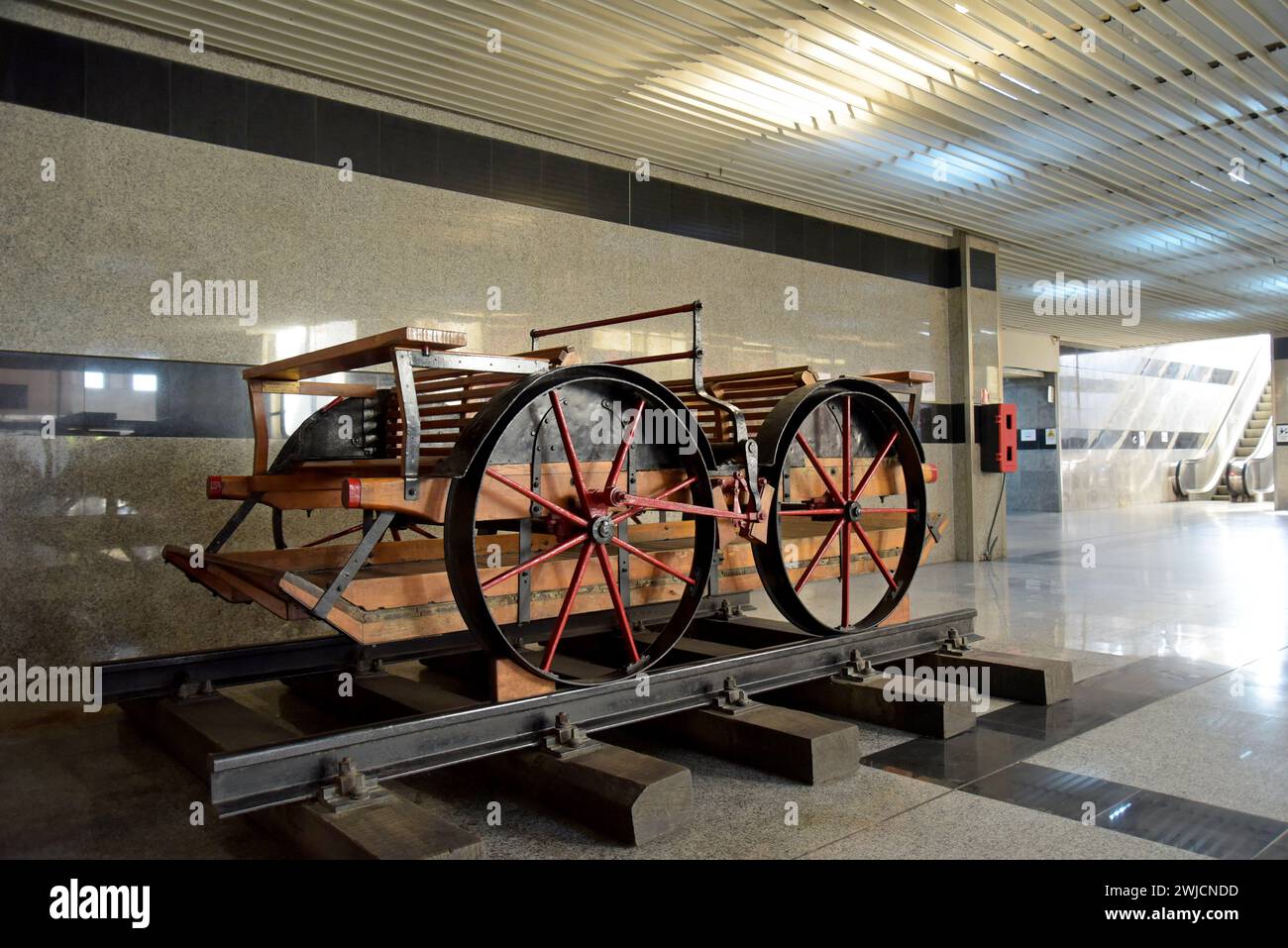 Une Drasine vintage, ou chariot de chemin de fer à propulsion manuelle utilisé par les travailleurs de l'entretien des voies, exposée à la gare de Thessalonique, en Grèce Banque D'Images