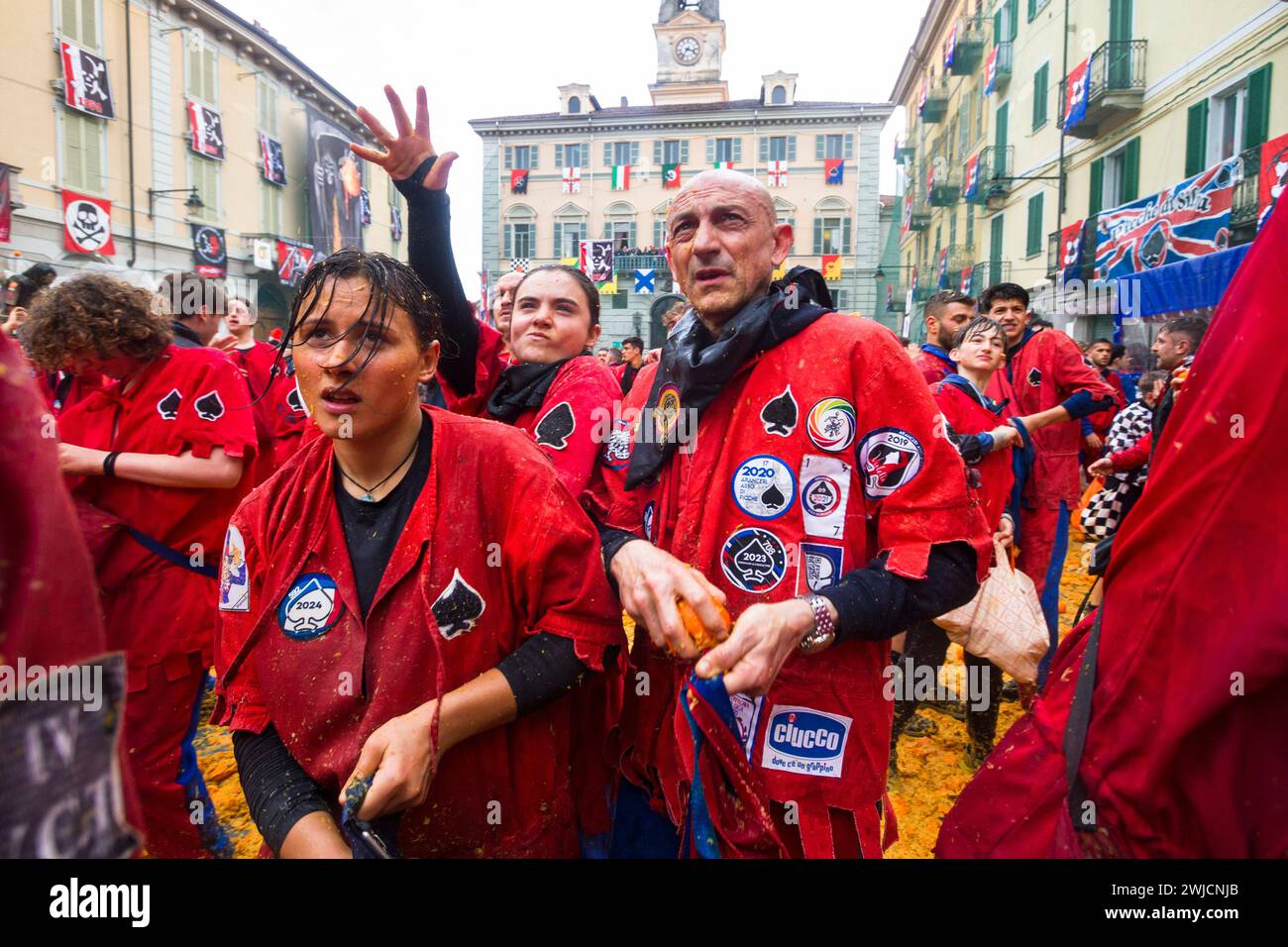 Ivrea, Italie. 12 février 2024. Lanceurs d'oranges pendant la 'bataille des oranges' au Carnaval historique Ivrea crédit : Marco Destefanis/Alamy Live News Banque D'Images