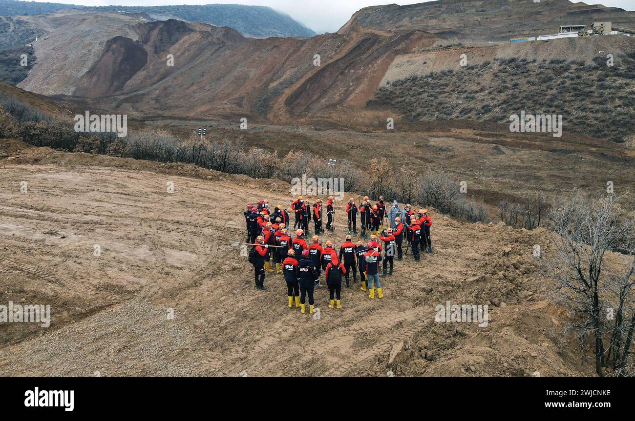 Ilic, T?rkiye. 14 février 2024. Les membres de l’équipe de recherche et de sauvetage travaillent sur le site d’un glissement de terrain dans une zone de mine d’or dans le district d’Ilic de la province d’Erzincan, T¨¹rkiye, le 14 février 2024. Des opérations de recherche et de sauvetage sont en cours pour atteindre neuf travailleurs piégés sous terre après un glissement de terrain qui a frappé une zone de déversement d'une mine d'or dans l'est de T¨¹rkiye à partir de mardi. Crédit : Mustafa Kaya/Xinhua/Alamy Live News Banque D'Images