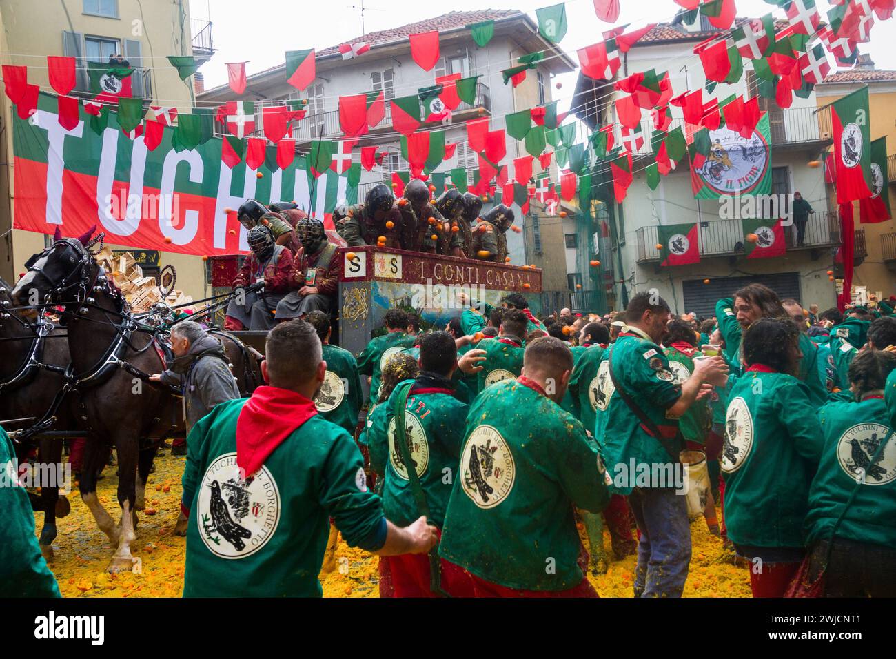 Ivrea, Italie. 12 février 2024. Lanceurs d'oranges combattant lors de la 'bataille des oranges' au Carnaval historique d'Ivrea crédit : Marco Destefanis/Alamy Live News Banque D'Images