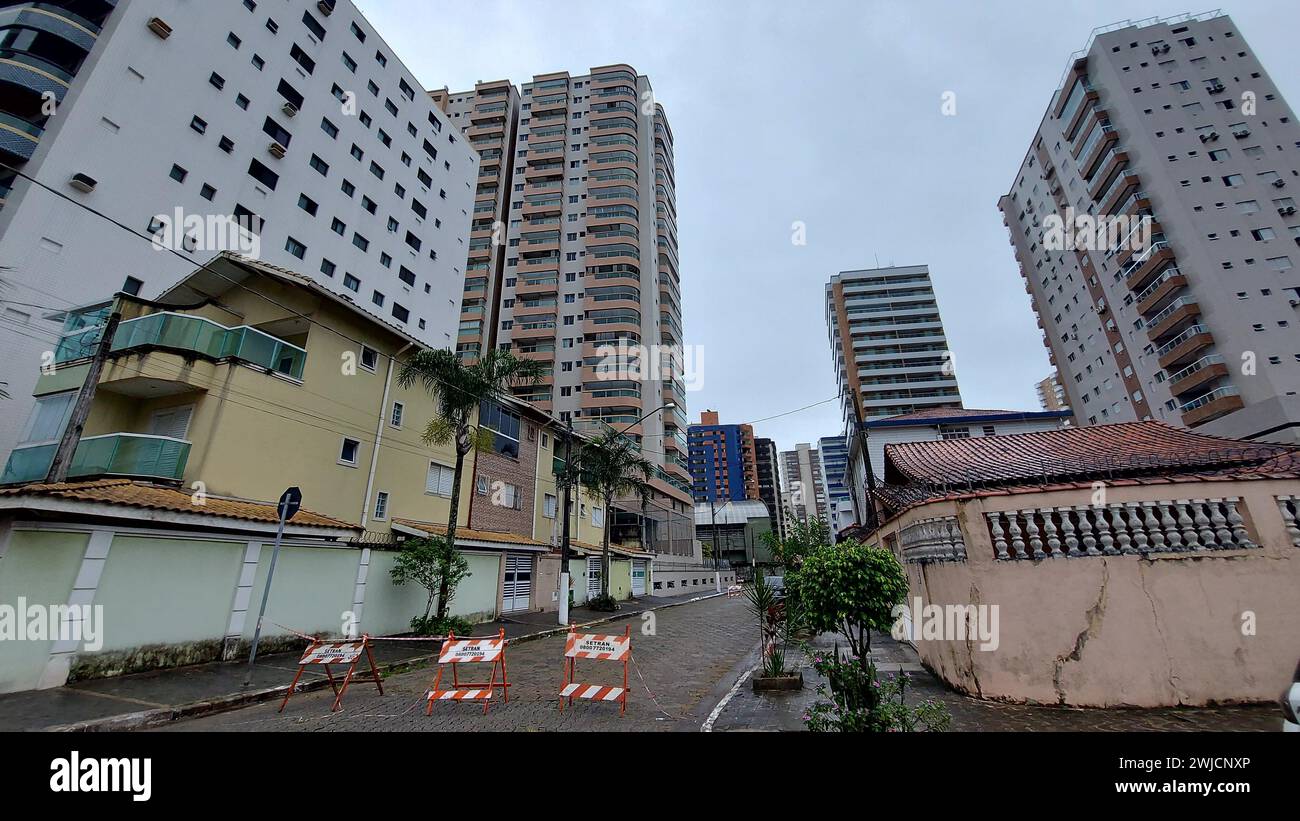 Praia Grande, Sao Paulo, Brésil. 14 février 2024. PRAIA GRANDE- 14/02/2024- EDIFICIO-RISCO-FALL- Un immeuble résidentiel de 133 appartements a été évacué à la hâte dans la ville de Praia Grande, sur la côte de Sao Paulo. Il n'y a pas de victimes, le bâtiment a été fermé par la mairie et les pompiers, après avoir découvert des fissures et des éclats dans trois colonnes de soutien. Les résidents du bâtiment ont été forcés de partir à la hâte, emportant des documents et des animaux domestiques, tandis que les autorités et les techniciens évaluent le degré de risques pour la structure du bâtiment. (Foto : Luigi Bongiovanni/Thenews2/Zumapress) (crédit image : © Luigi B Banque D'Images