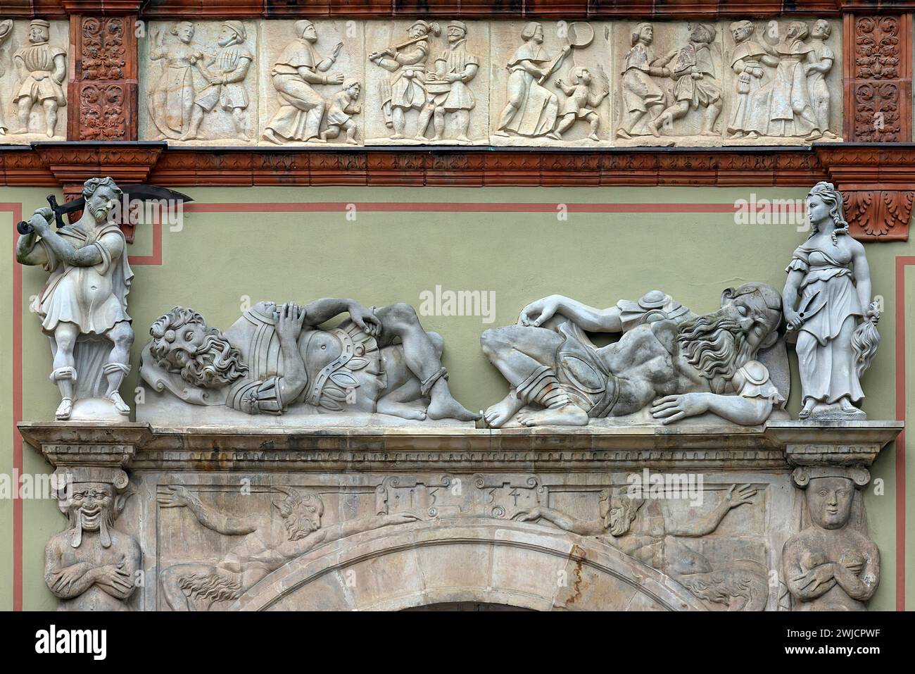 Groupes religieux de figures au-dessus du portail de la cour de l'ancien Fuerstenhof, maintenant le tribunal de district, Vor dem Fuerstenhof 1, Wismar Banque D'Images