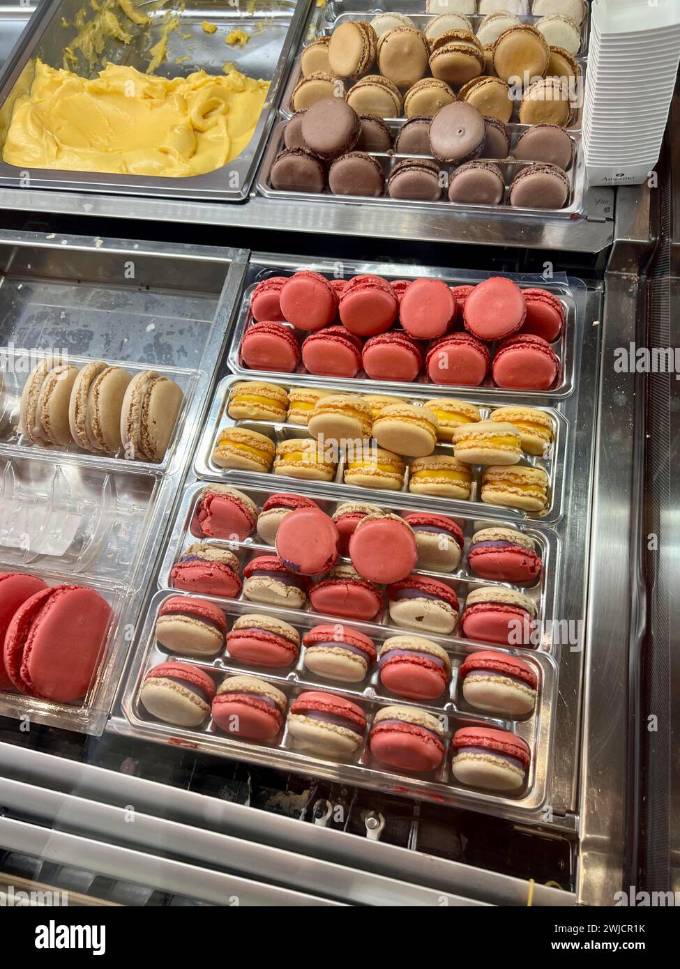 Macarons français traditionnels colorés dans une boutique Banque D'Images