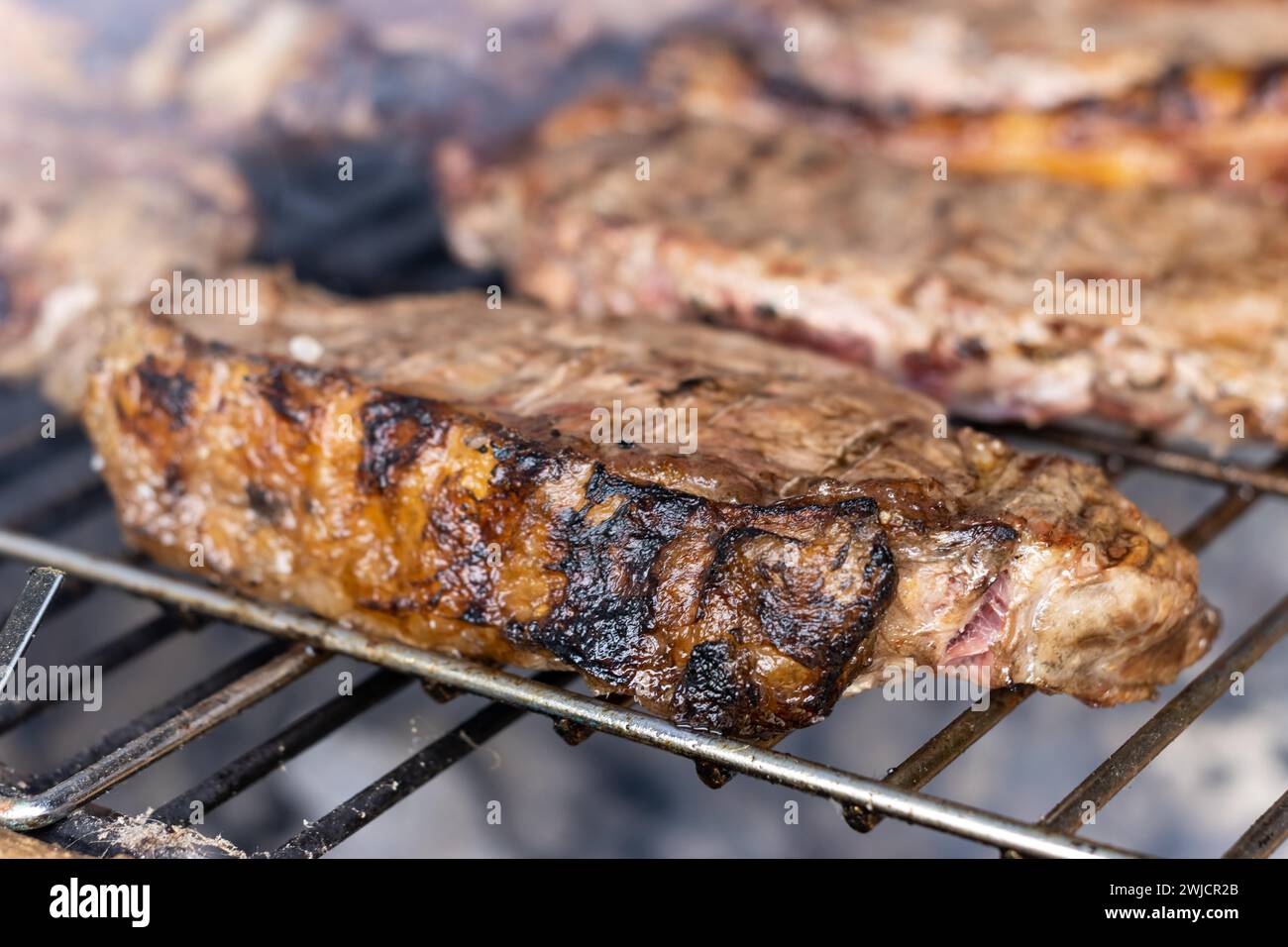 Ribeye steak en cours de préparation sur le barbecue Banque D'Images