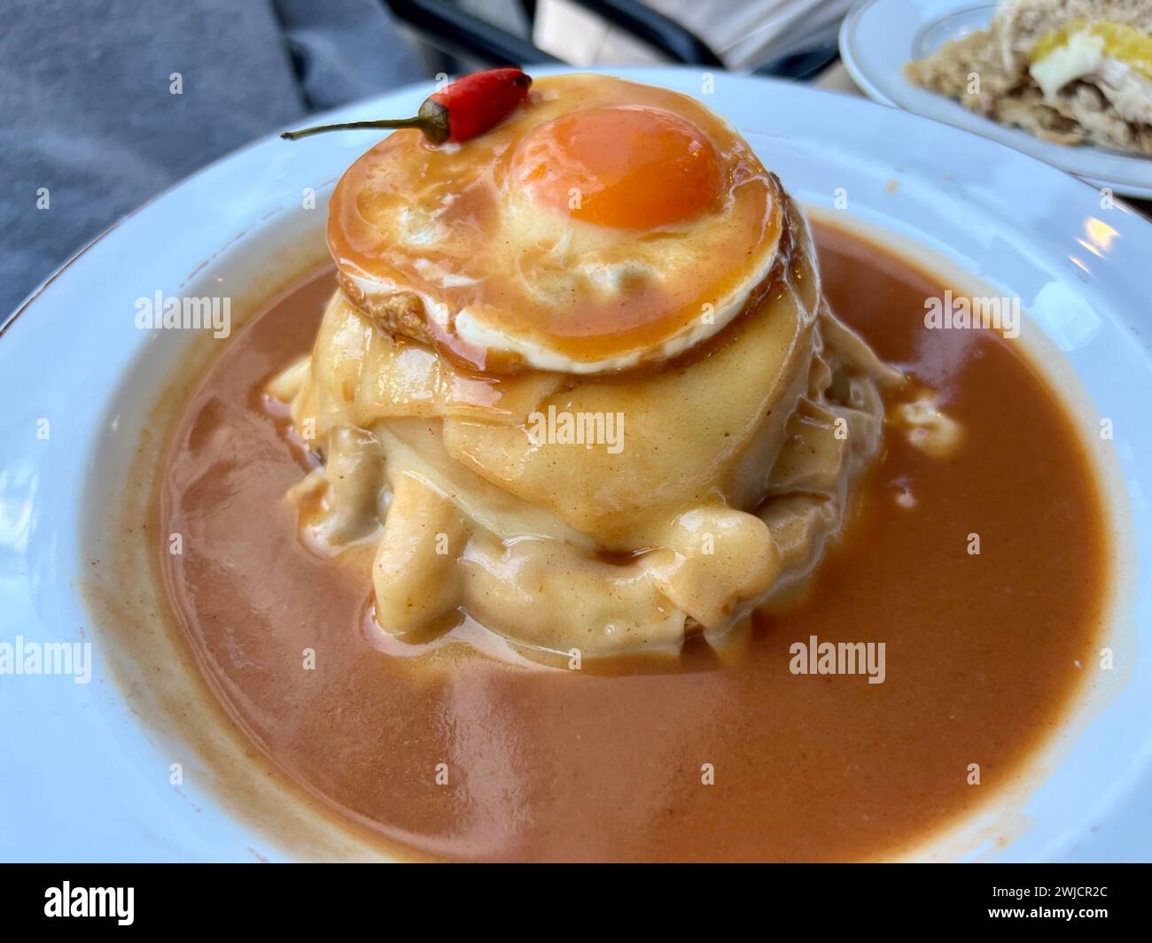 Francesinha, cuisine typique de Porto. Cuisine portugaise Banque D'Images