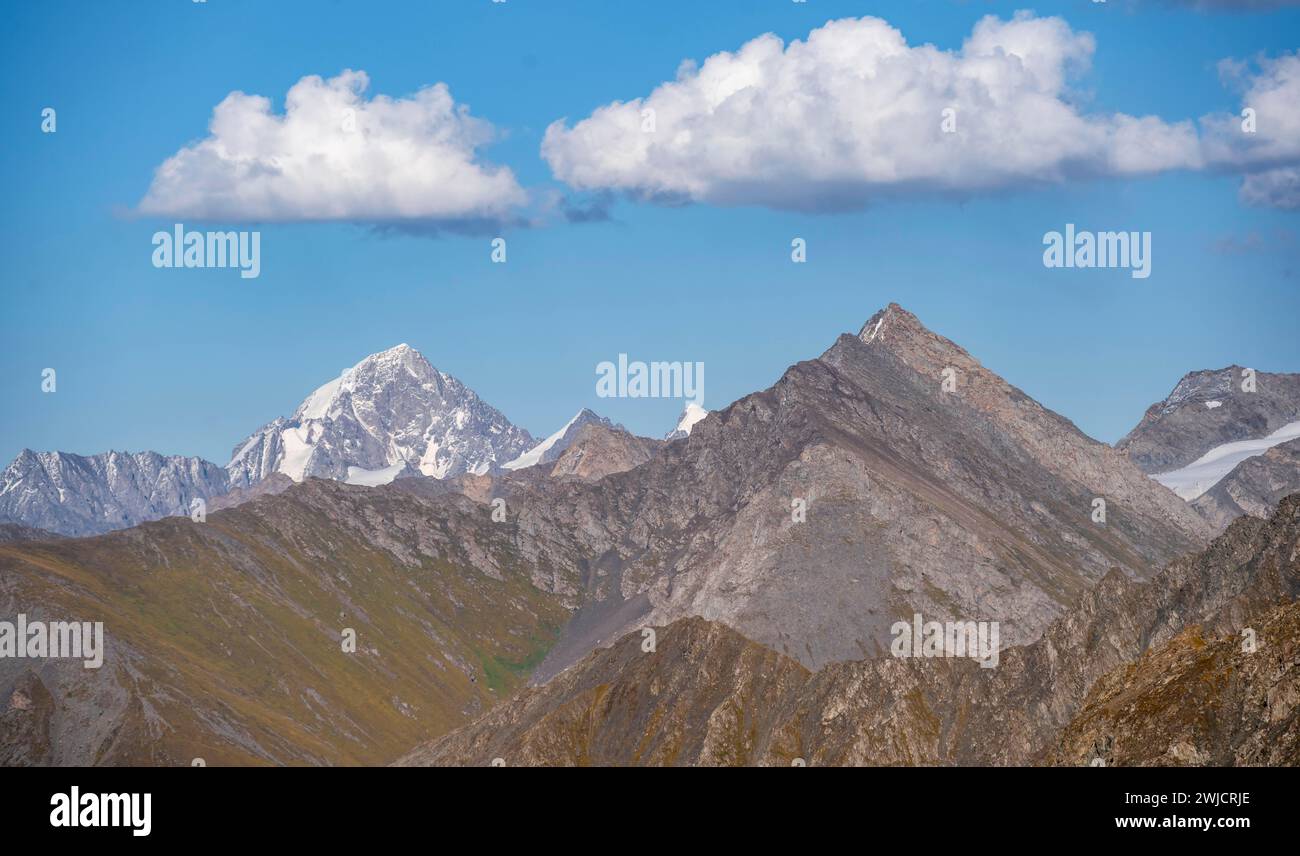 Vallée de montagne dans les montagnes de Tien Shan, près d'Altyn Arashan, Kirghizistan Banque D'Images