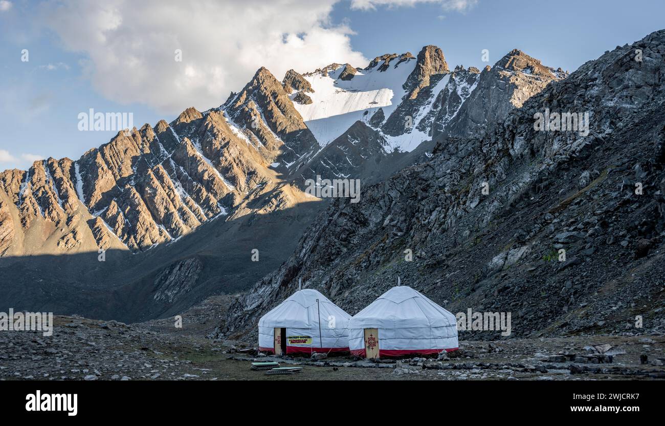 Yourtes dans une vallée de montagne dans les montagnes de Tien Shan, près d'Altyn Arashan, Kirghizistan Banque D'Images
