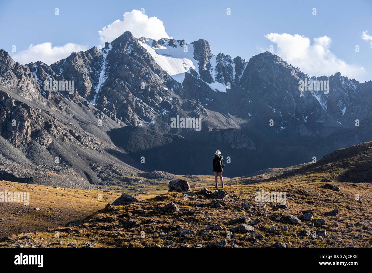Randonneur dans une vallée de montagne dans les montagnes de Tien Shan, près d'Altyn Arashan, Kirghizistan Banque D'Images