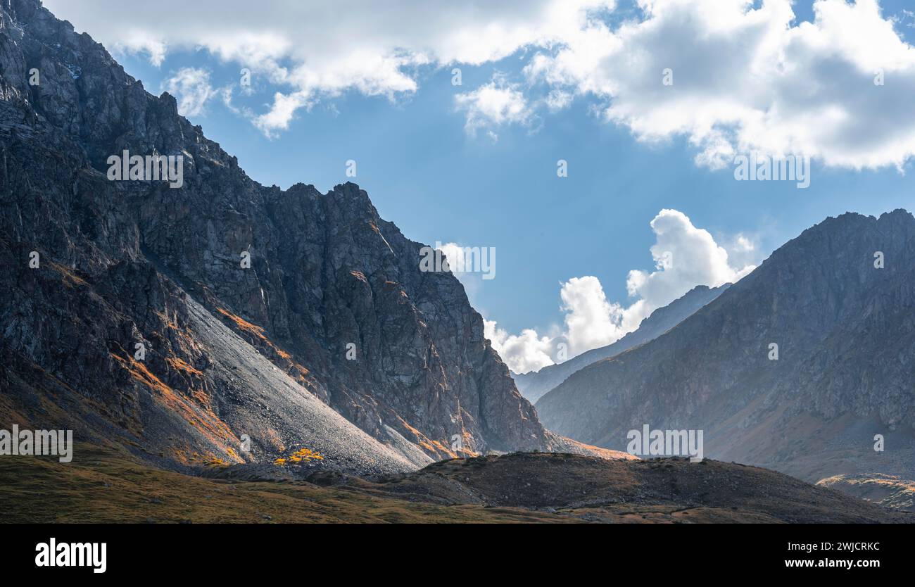 Atmosphère de lumière Deamatic dans une vallée de montagne dans les montagnes de Tien Shan, près d'Altyn Arashan, Kirghizistan Banque D'Images