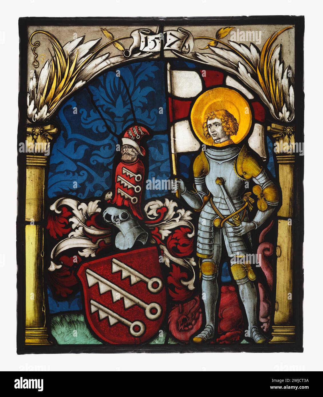 Saint George aux armes de Speth ; fabricant inconnu, allemand ; 1517 ; pot-métal, verre incolore et éclaté, peinture vitreuse et tache argentée ; le plomb est venu; Saint George est un chevalier légendaire qui a soumis un dragon. Représenté portant un ensemble complet d'armure dorée. Un dragon est enroulé à ses pieds et il porte un drapeau blanc avec une croix rouge, un attribut pour ce saint. La figure se dresse face aux bras de Speth, une noble famille allemande Banque D'Images