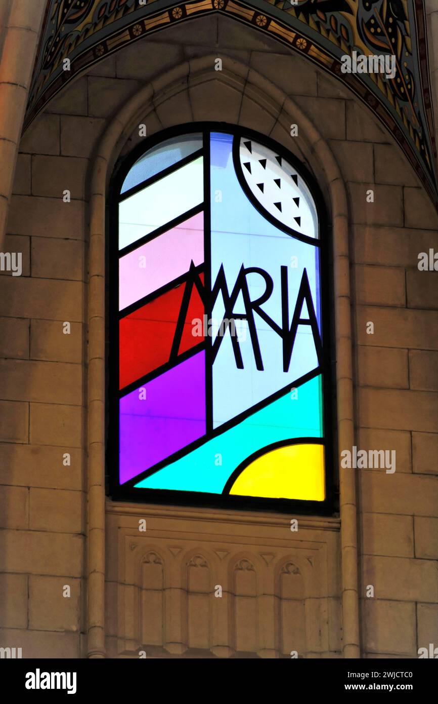 Vitrail moderne, Catedral de Nuestra Senora de la Almudena, Santa Maria la Real de la Almudena, Cathédrale, Madrid, Espagne Banque D'Images