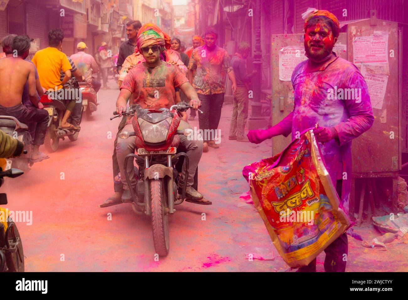 Holi Festival des couleurs dans les rues de Mathura, Inde, Asie Banque D'Images