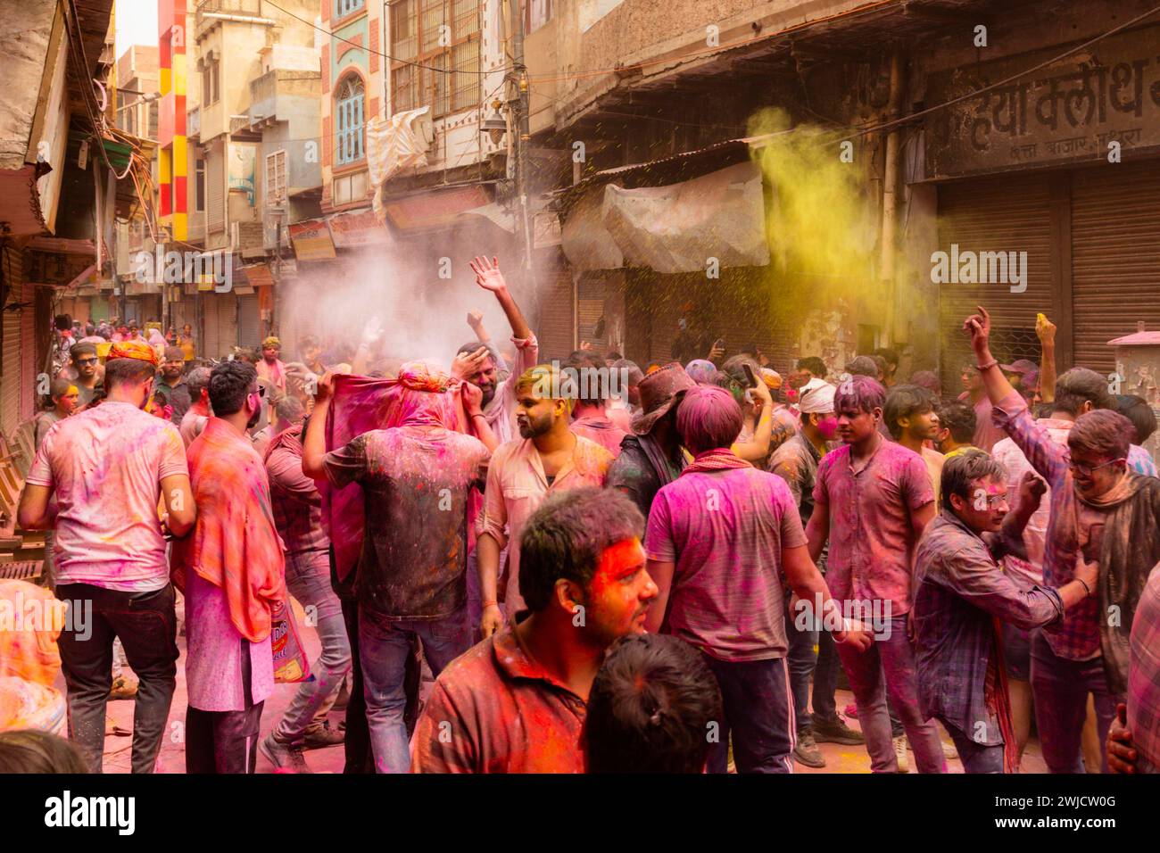 Holi Festival des couleurs dans les rues de Mathura, Inde, Asie Banque D'Images