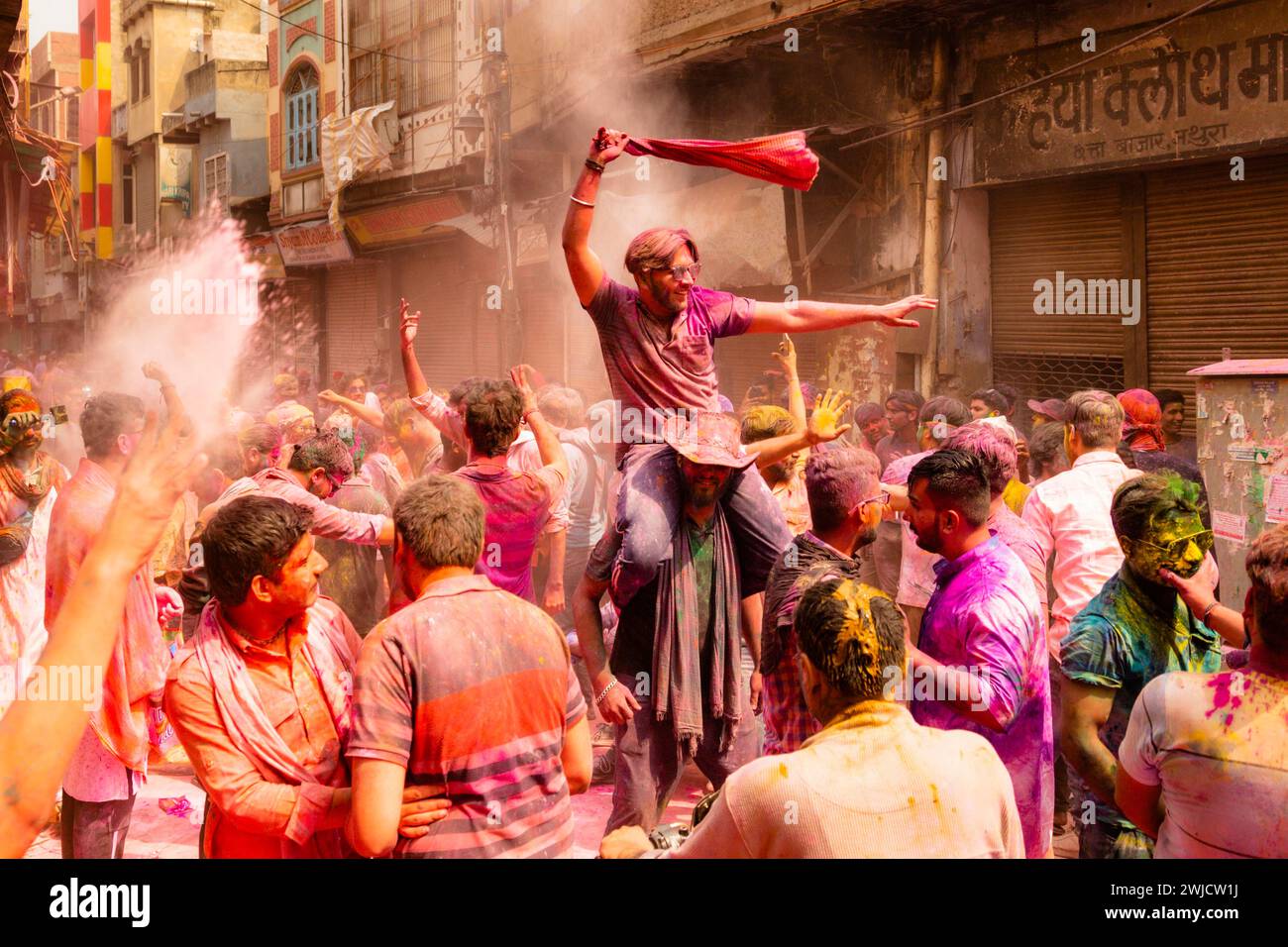 Holi Festival des couleurs dans les rues de Mathura, Inde Banque D'Images