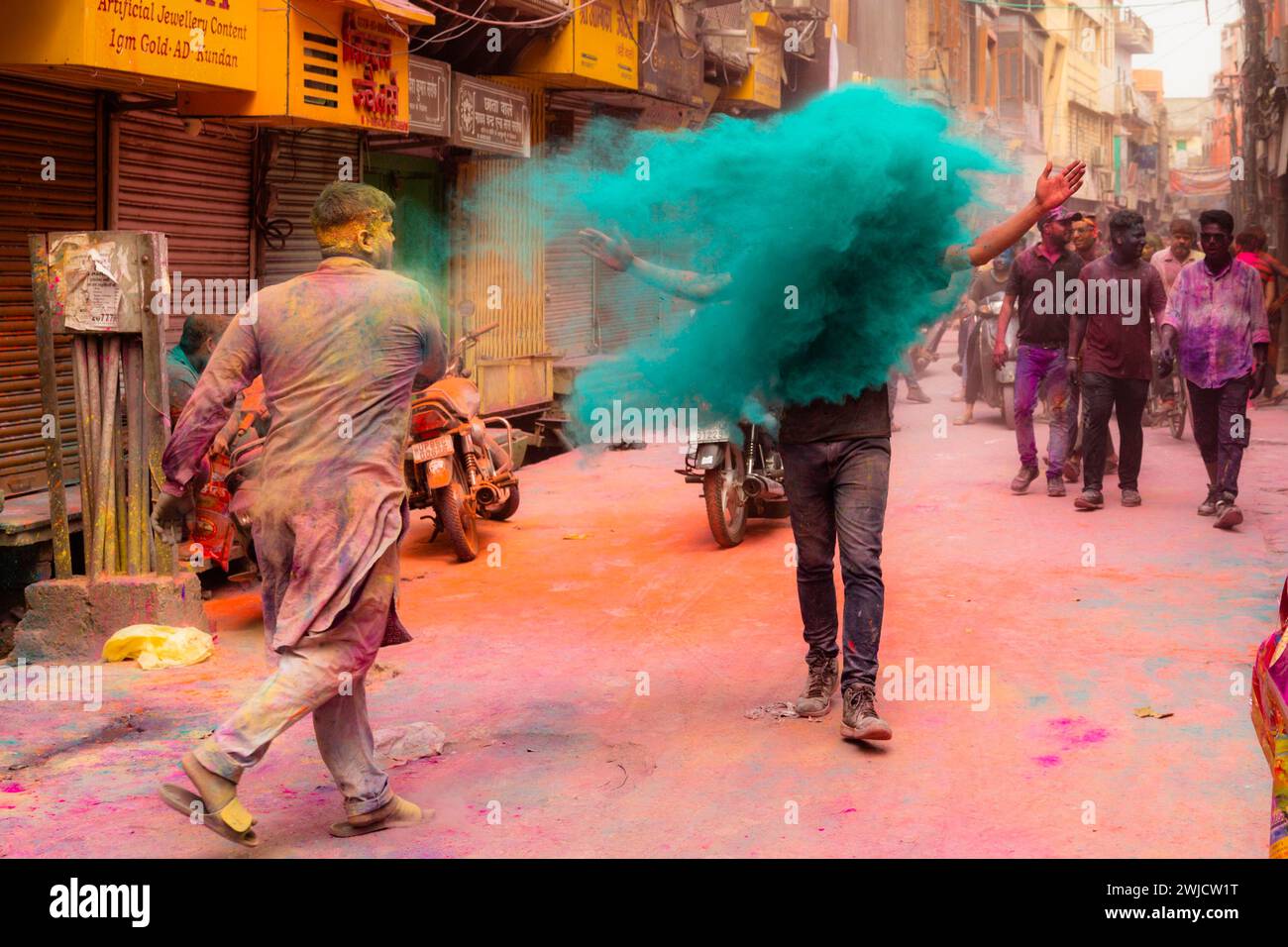 Holi Festival des couleurs dans les rues de Mathura, Inde Banque D'Images